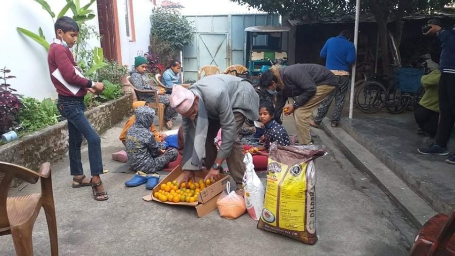 जन्मदिनमा पुस्करले गरे अपाङ्गता भएका बालबालिकालाइ खाद्यान्न सहयोग