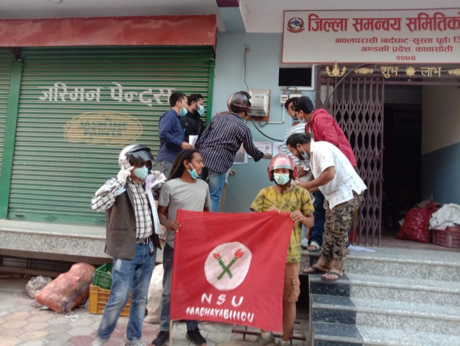 नवलपुरमा रास्ट्रपति र प्रधानमन्त्रीको तस्बिरमा नेवि संघको गोबर