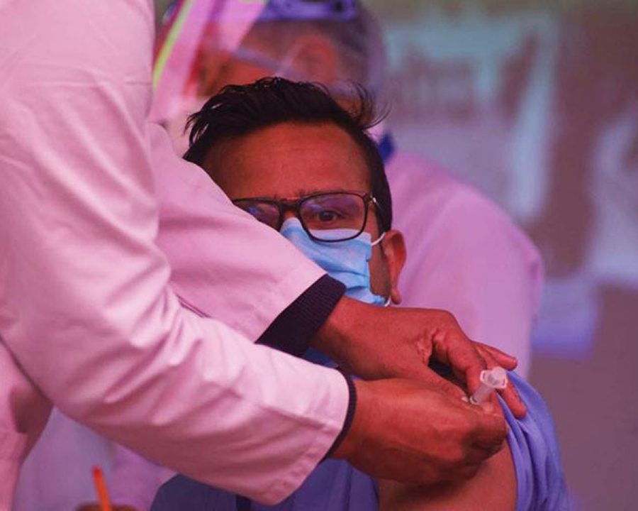 खोप लगाएपछि डा‍. अनुप बाँस्तोलाले भने–कोरोनाविरुद्धको लडाइँमा नयाँ युग सुरु भयो