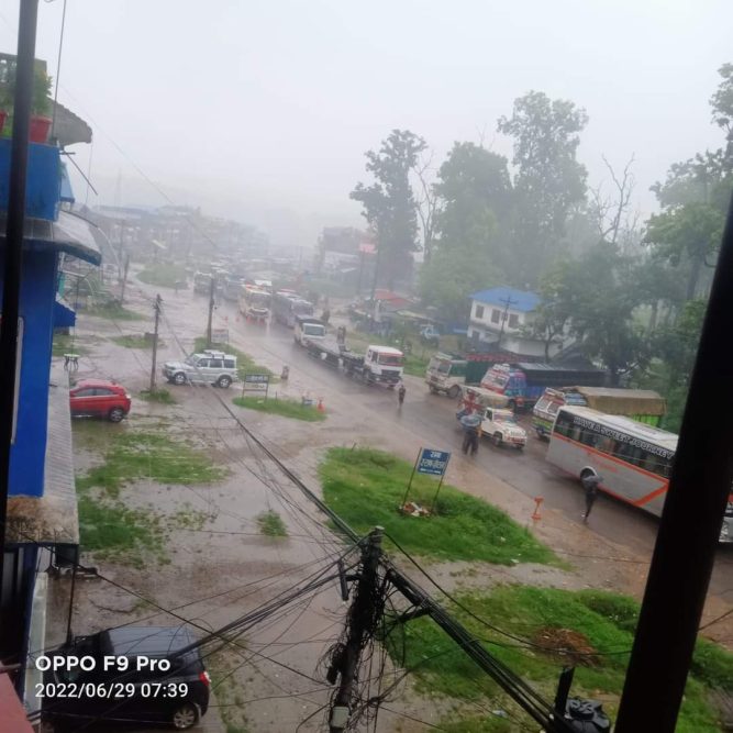 नवलपुरको ठाउँ ठाउँमा डाइभर्सन बगायो ,बुटवल नारायणगढ सडकखण्ड अबरुद्द