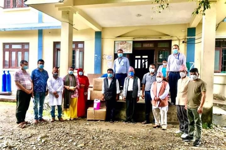 प्रथम वैवाहिक वर्षगाठमा भट्टराई दम्पतीद्वारा स्वास्थ सामाग्री सहयोग