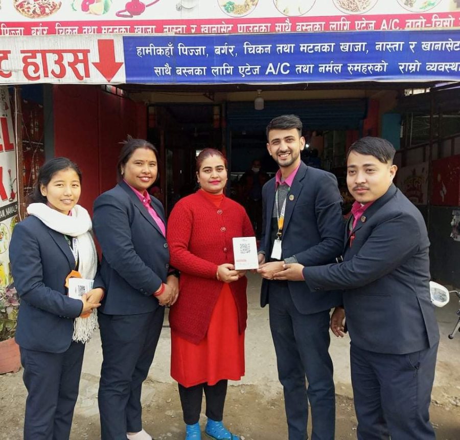 किसान साकोस दलदले साखाले पसल पसलमा फोन पे वितरण गर्दै