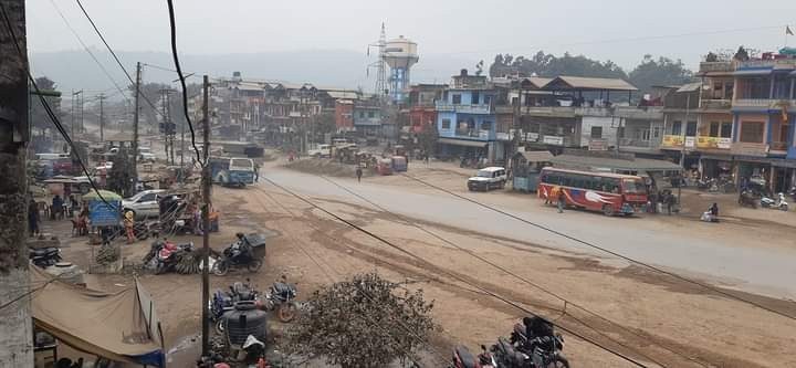 चोरमारा र अरुणखोलामा सडकमै जथाभावी सवारी पार्किङ हुदा जोखिम