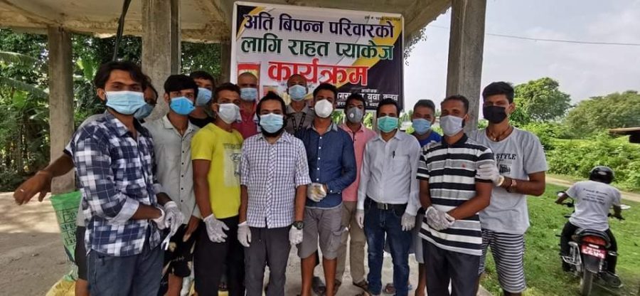 सगरमाथा युवा क्लबले गर्याे विपन्न परिवारलाई  राहत बितरण