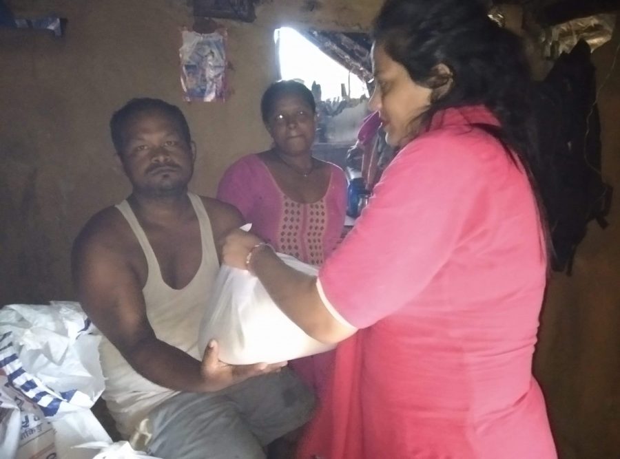 वैबाहिक वर्षगाठको अवसरमा विपन्न परिवारलाइ कलाकार कंडेलको खाद्यान्न सहयोग