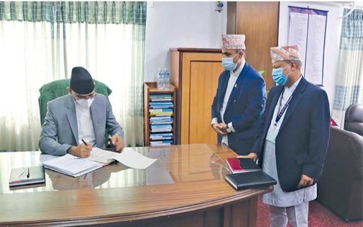 नवनियुक्त अर्थमन्त्रीको पहिलो निर्णय २० अर्ब ऋण !