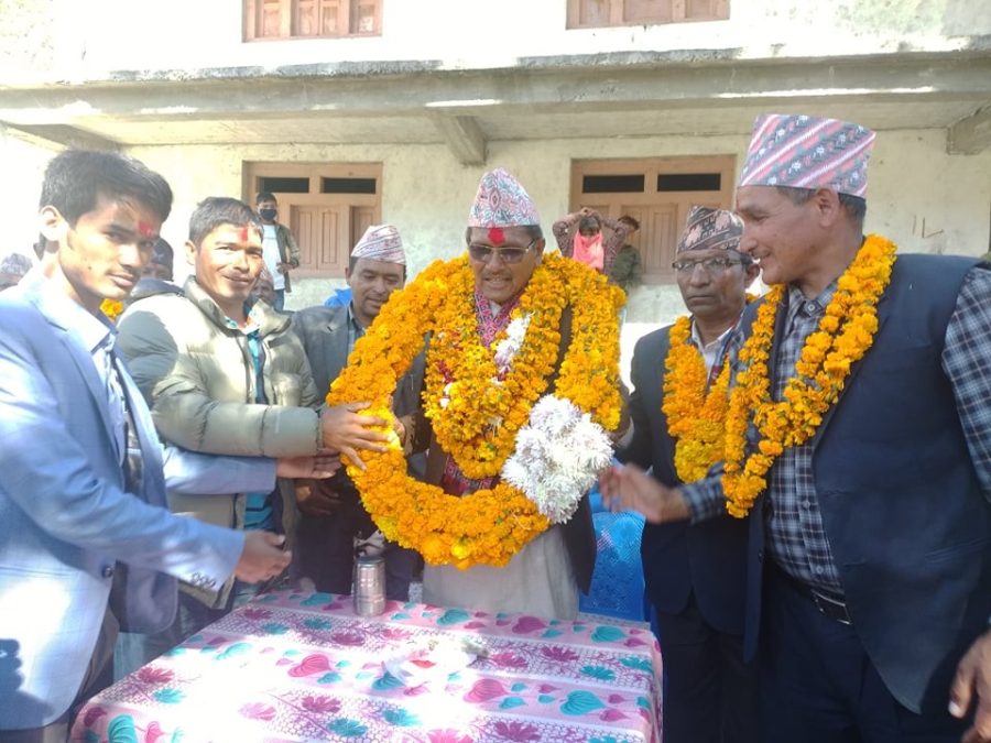 सुर्मा गाउँपालीकामा सभामुख थापालाई २५ केजीकाे मालाले सम्मान