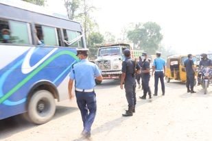 निजी तथा सार्वजनिक सवारी साधनहरुका चालक तथा यात्रु हरुलाई माक्स तथा सेनेटाईजर बितरण
